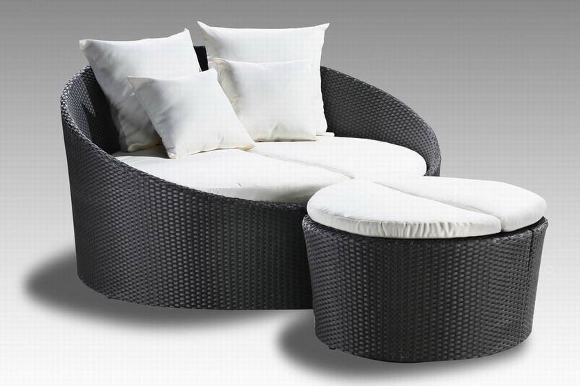 Rattan lounge